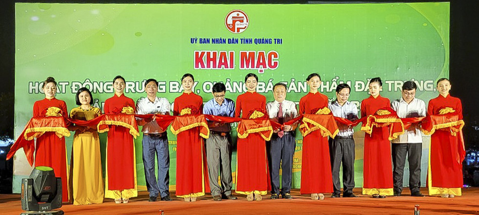 C&aacute;c đại biểu cắt băng khai mạc hoạt động trưng b&agrave;y